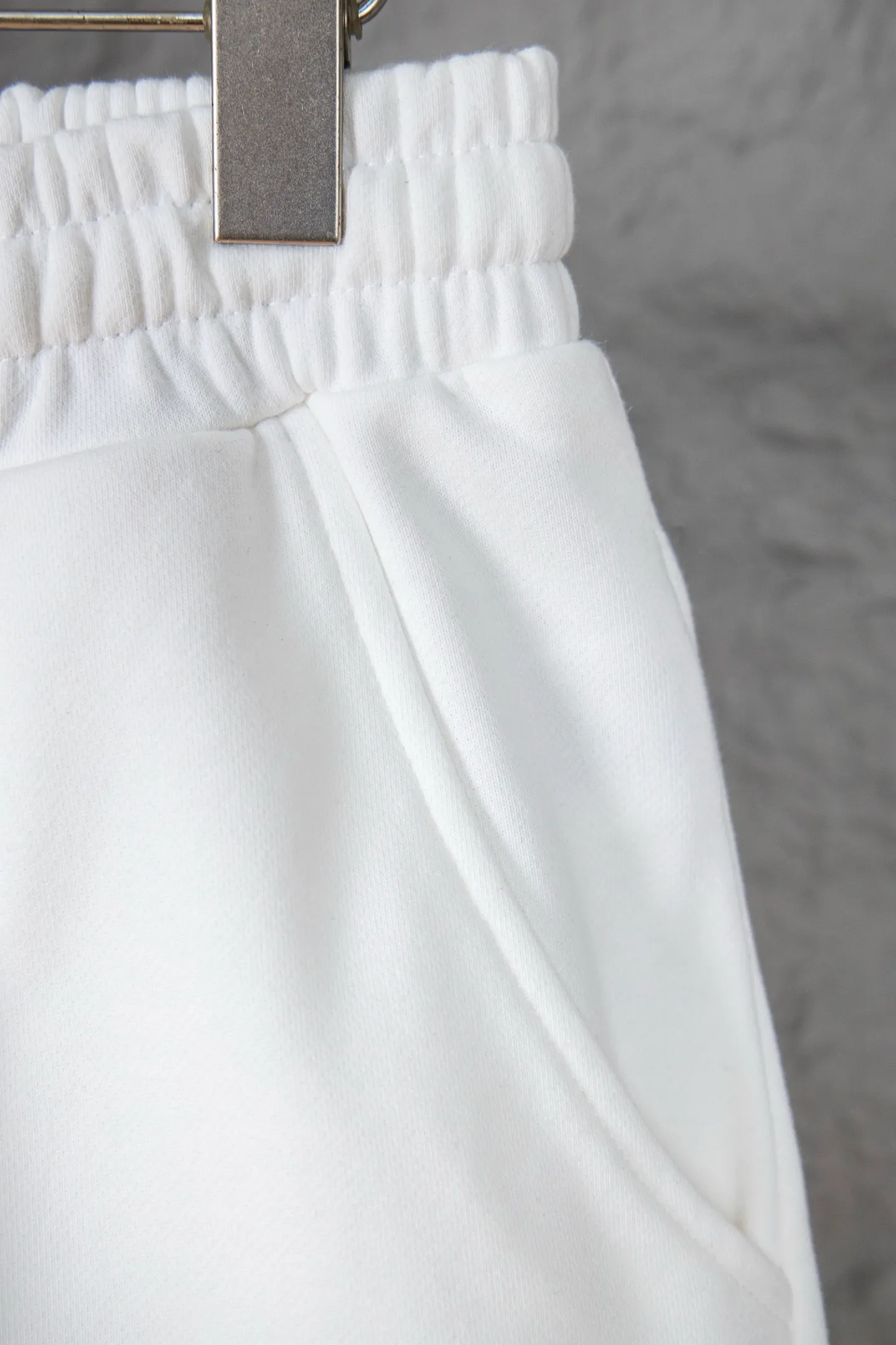P130 Ralph Lauren Basic pony embroidered logo sweatpants and shorts for men and women. Customized drawstring. Hand-cranked eyelets. Pure cotton fabric. Easier to wear, more comfortable and less bulky than ordinary fabrics. Customized fabric. Classic pony embroidered logo. Complete accessories. Basic and versatile style. Easy to control. Randomly matched. Full sense of design. Color: white, black, navy blue, gray. Size: S-XL.